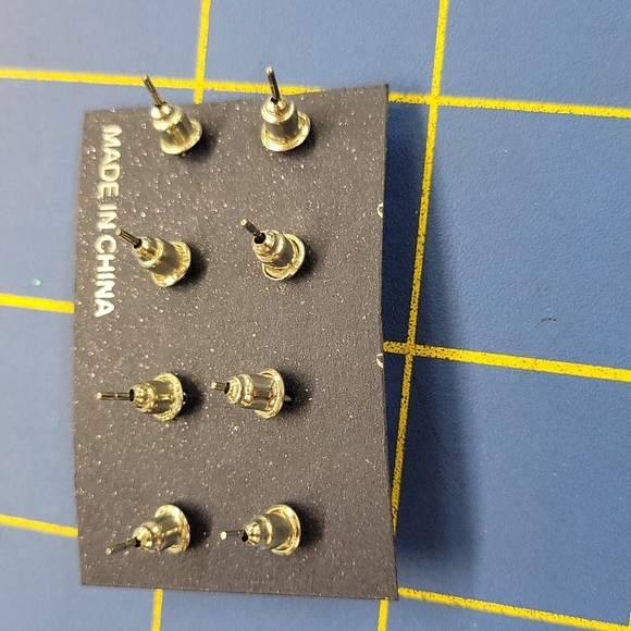 Set of 4 Pairs of 4 Sizes Faux Pearls Earrings - Picture 2 of 2